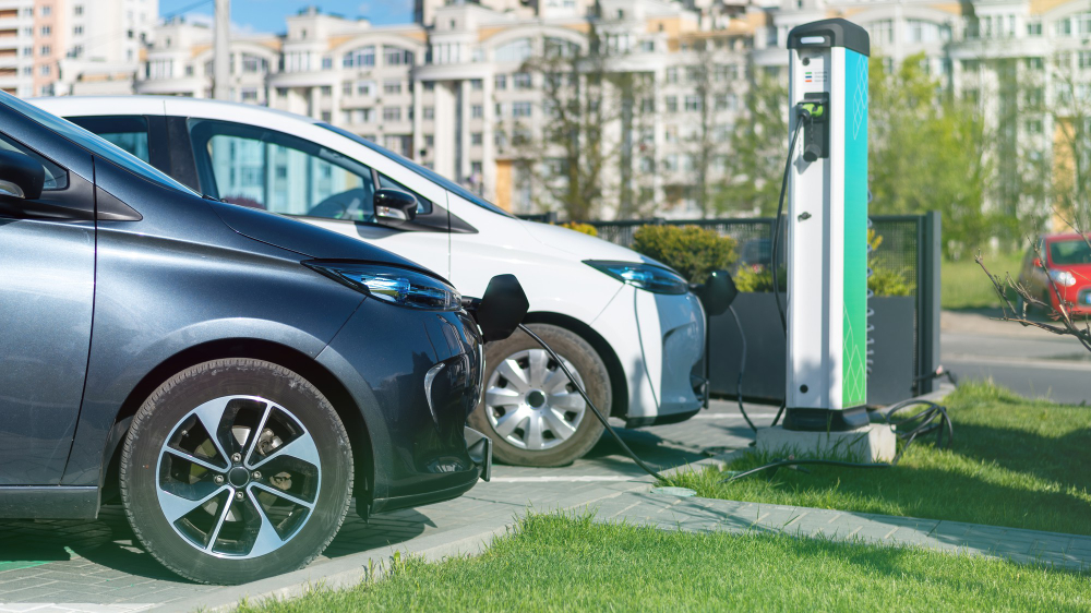 Choosing Between a Hybrid Vehicle and an EV in 2023